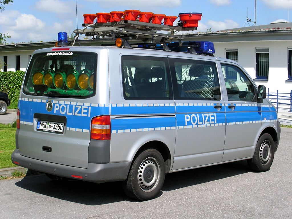.. alles an Bord fr den Fall der Flle.. VW - Einsatzbus der Autobahnpolizei Dortmund - gesehen an der A45 -