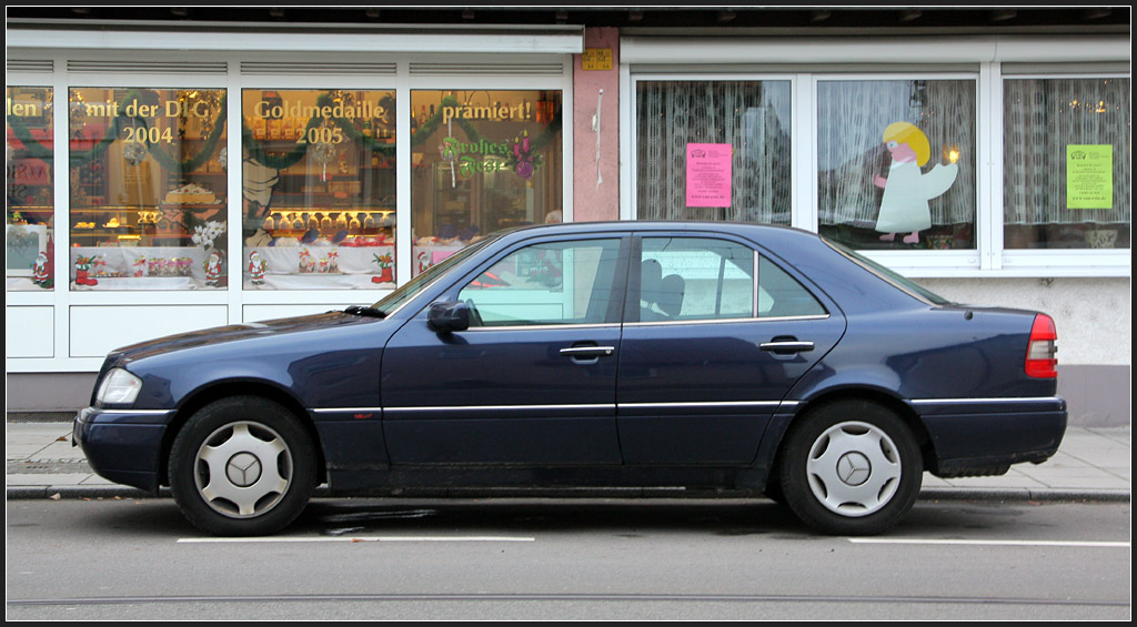 . Die erste Generation der C-Klasse (Baureihe 202) lste 1993 den Mercedes 190 (Baureihe 201) ab. Bis zum Erscheinen der A-Klasse 1998 war diese Baureihe der kleinste PKW von Mercedes-Benz. Gebaut wurde das Fahrzeug bis 2001. Dezember 2011 (Matthias)