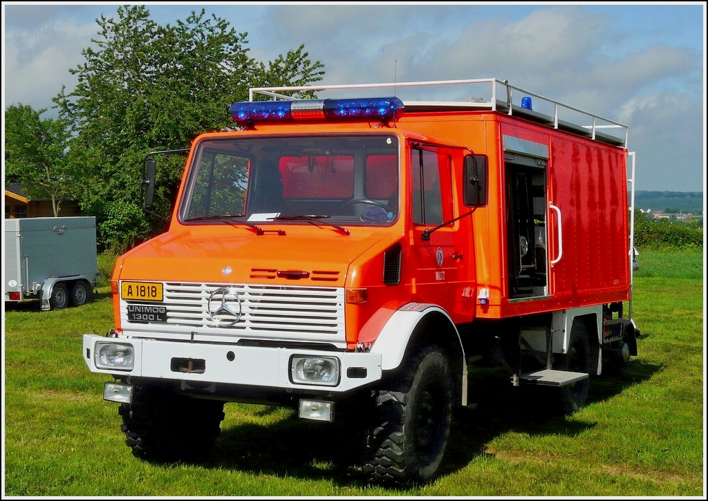  M-B Unimog 1300 L  der Feuerwehr aus Wiltz aufgenommen am 01.06.2008 in Marnach.