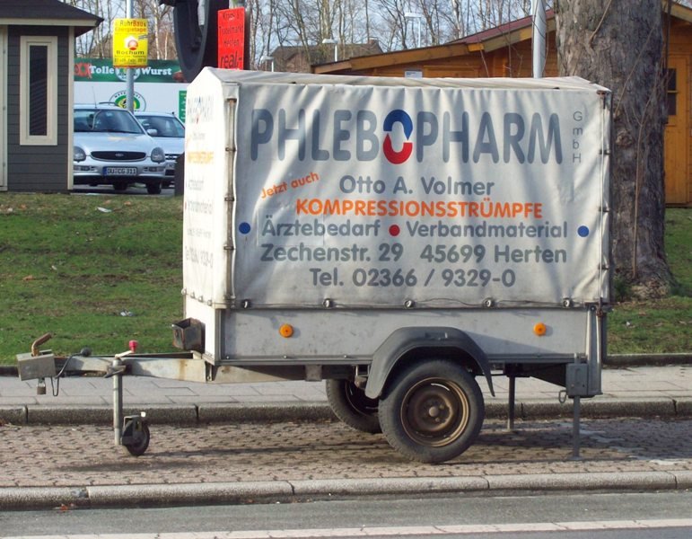 1 achs Pritsche Planen Anhnger mit Werbung Phlebopharm Herten27/02/2010