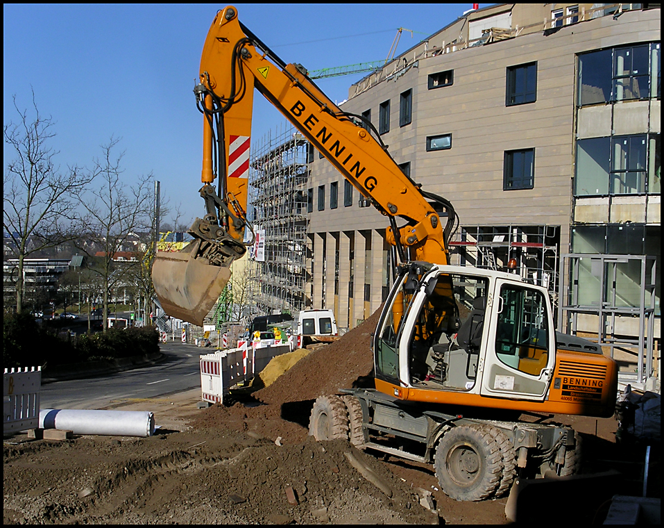 17.02.2011:  - vermutlich ein Liebherr-Bagger vom Typ A 900 C oder A 904 C - die Baustelle befindet sich am Sauerfeld/Ldenscheid
