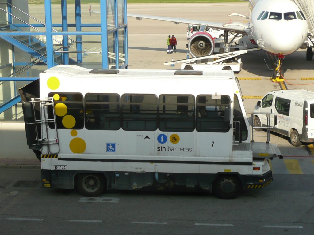 19.01.11,Hubwagen fr Rollsthle,Aeroport de Son Sant Joan auf Mallorca.