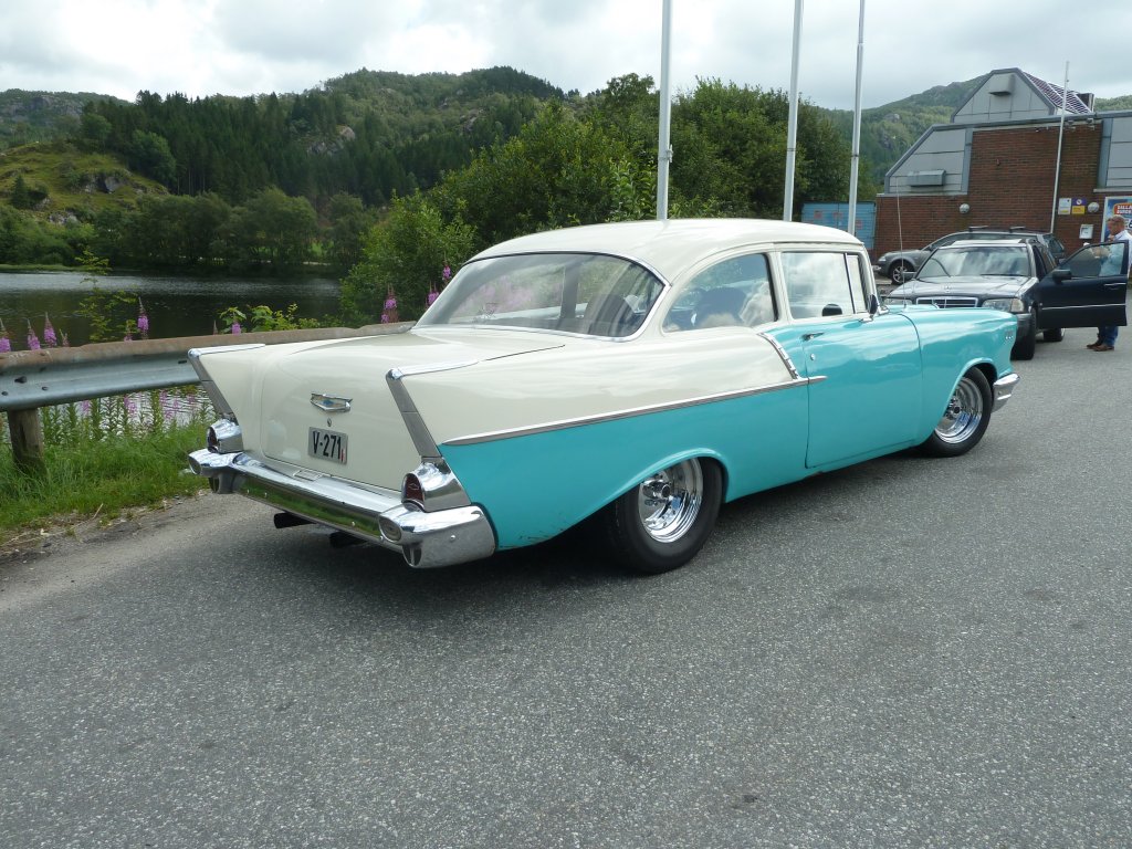 1957er Chevrolet Series 1500A Karosserievariante two-door Sedan steht an einer Tankstelle in Sdnorwegen, Juli 