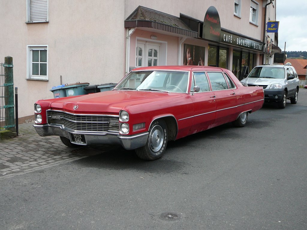 1966er Cadillac Fleetwood Series 75 Sedan hat sich nach 36100 Petersberg-Marbach verirrt, April 2010. Das Auto war im Jahr 1966 ohne Features ab $ 10.312,00 zu haben.
