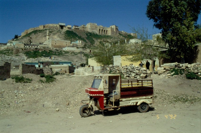 1992 irgendwo in Syrien zwischen Damaskus und Aleppo sah ich dieses dreirdrige Transportfahrzeug, evtl. Marke Eigenbau