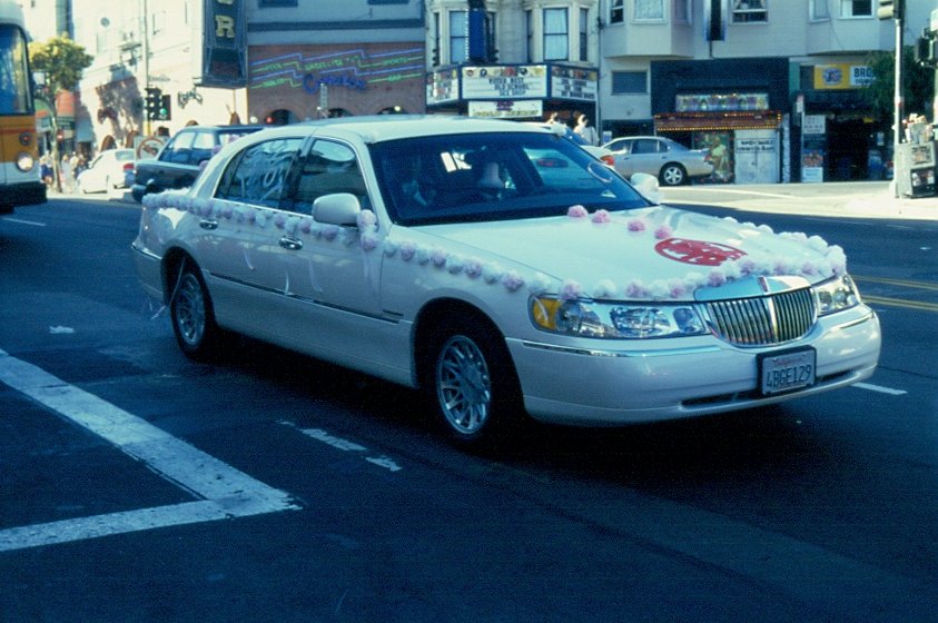 1998 in Chinatown in San Francisco war dieser geschmckte Hochzeitswagen unterwegs (1998 - Dia digitalisiert)