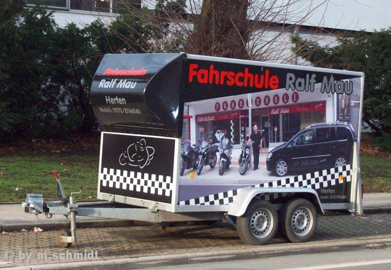 2 achs geschlossener Transportanhnger u.a. fr Motorrad 
mit Werbung der Fahrschule Ralf Mau Herten 27/02/2010