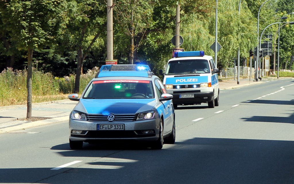 2 Einsatzfahrzeuge von der Polizei Thringen zur Absicherung der Thringen - Rundfahrt in Zeulenroda. Foto 21.07.13
