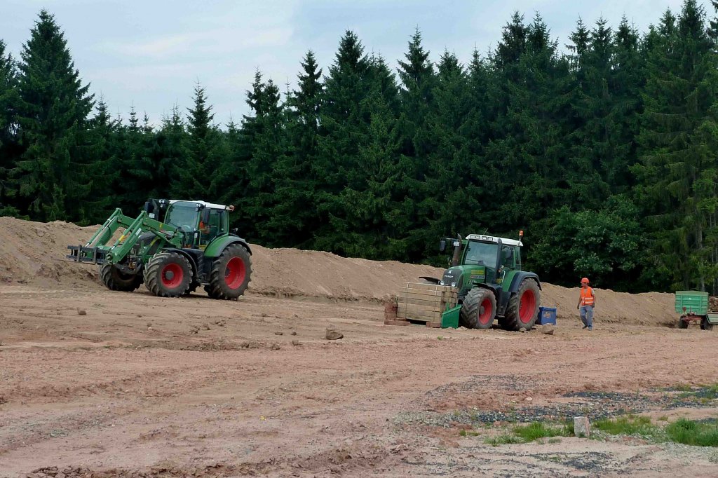 2 Fendt Vario bei Vorbereitungsarbeiten fr die MIDAL-Gasleitung in der Gemarkung von 36100 Petersberg-Marbach, Juli 2013