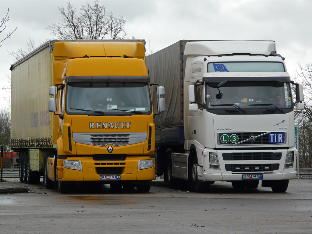 2 LKW aus dem Iran bei der Pause auf der Rastanlage Frankenhhe. Links ein Renault Premium und rechts ein Volvo FH12 460. Aufgenommen am 23.12.2012