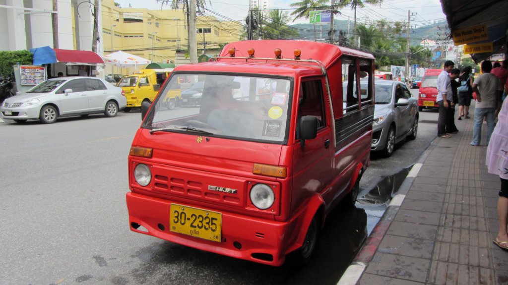 2 verschiedene Tuk-Tuks (2): HIJET (lteres Modell) wartet in Phuket auf Kundschaft als Taxi.(2.1.2012)