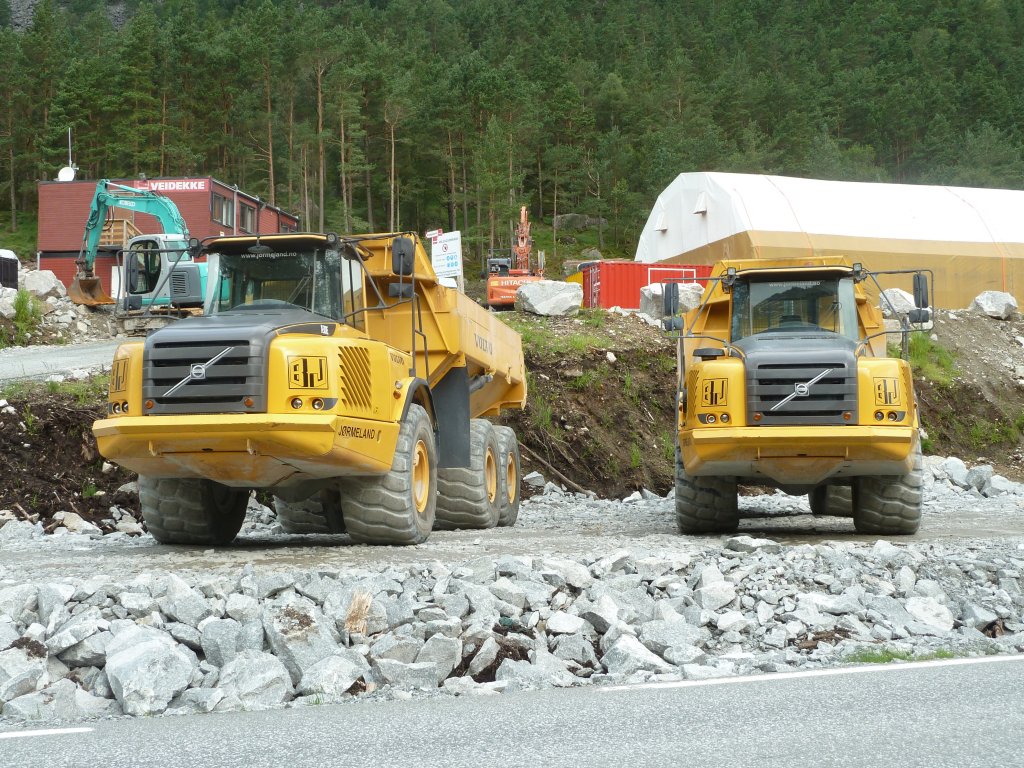 2 Volvo Muldenkipper stehen auf einer Baustelle in Sdnorwegen, Juli 2011