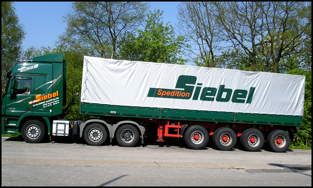 20.04.2011: auf 7 Achsen verteilt er sein Gewicht - der Mercedes Actros 2546 unterwegs fr das Haus Siebel - Transporte.. 