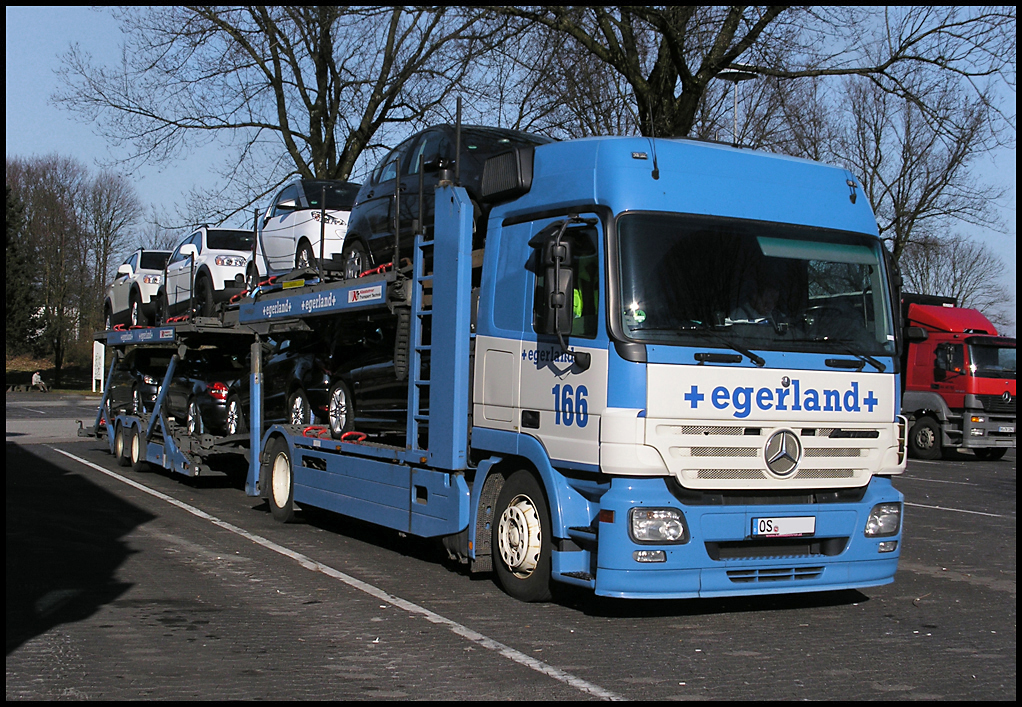 21.02.2011: Mercedes Actros - Autotransporter Nr. 166 von Egerland -