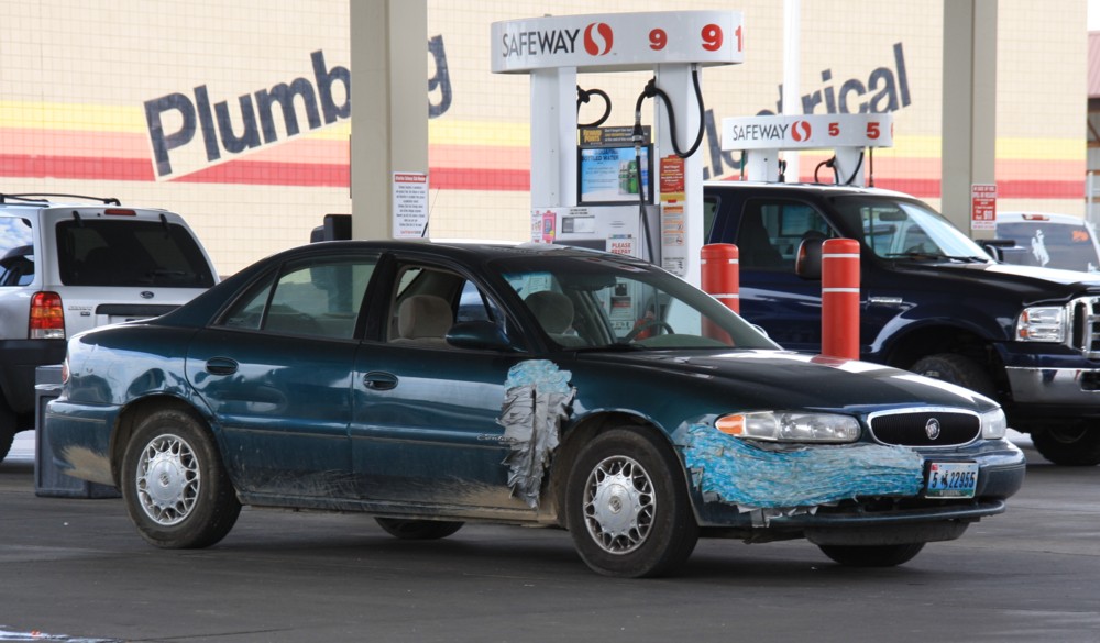 5.7.2012 Laramie, WY. Ein mit duct tape verarzteter Ford Contour. Sieht fragwrdig aus, scheint jedoch zu halten.