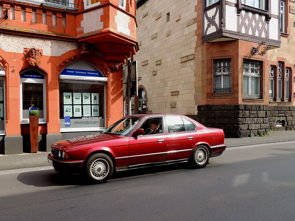 5er-BMW erreicht in flotter Fahrt im Bereich Postamt und Lorettahaus  den Stadtteil Traben; 120827