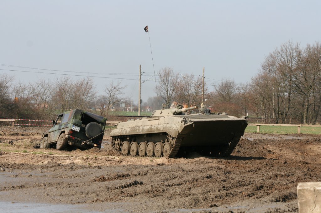 Abschleppdienst!Schtzenpanzer BMP zieht MB Jeep aus einem Schlammloch. Seehausen/Altmark am 02.04.2011