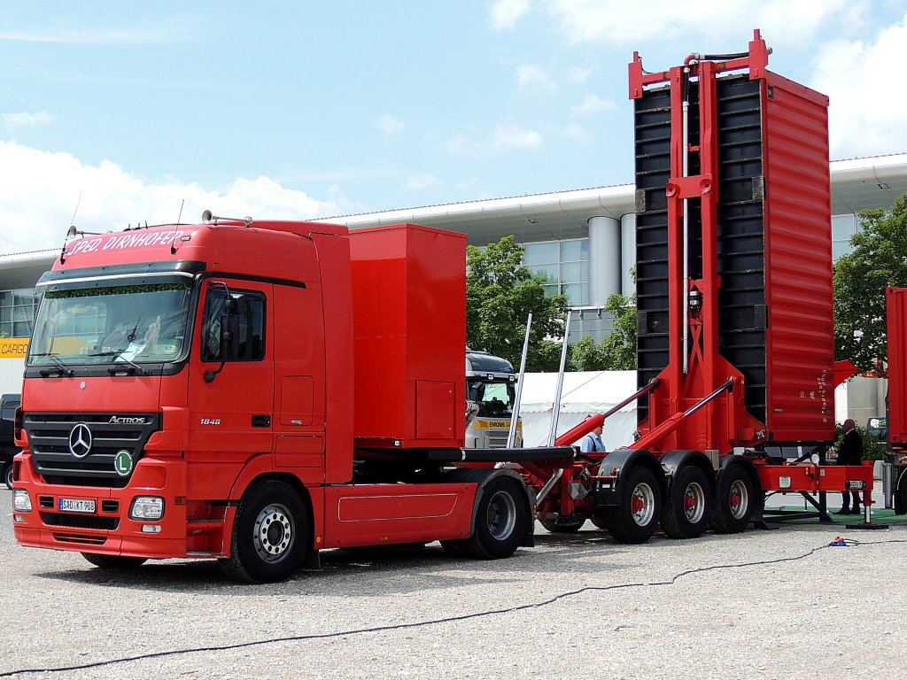 ACTROS-1848 der Sped. Dirnhofer prsentiert auf der Transport-Logistic2013 einen Container-Kippauflieger; 130607