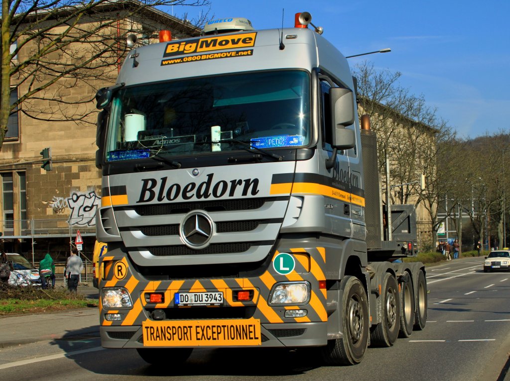 Actros 4160 der Spedition Bloedorn  BIG MOVE  verlt am 16.03.2012 eine Baustelle in Aachen.