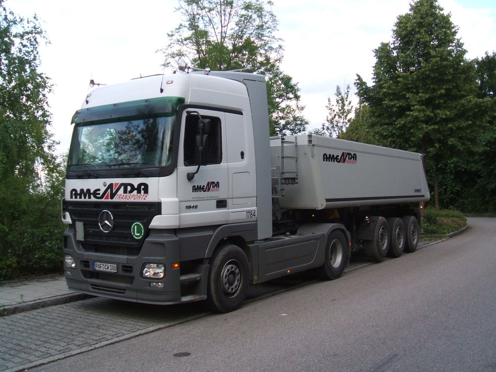 Actros MP2 mit Schmitz Kippsattel von Amenda Transporte

Aufnahmedatum 26.06.2009