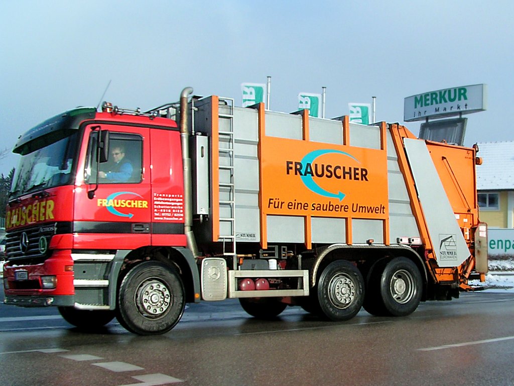 ACTROS-Mllwagen am Weg zur nchsten Abholstelle in Ried i.I.;100104
