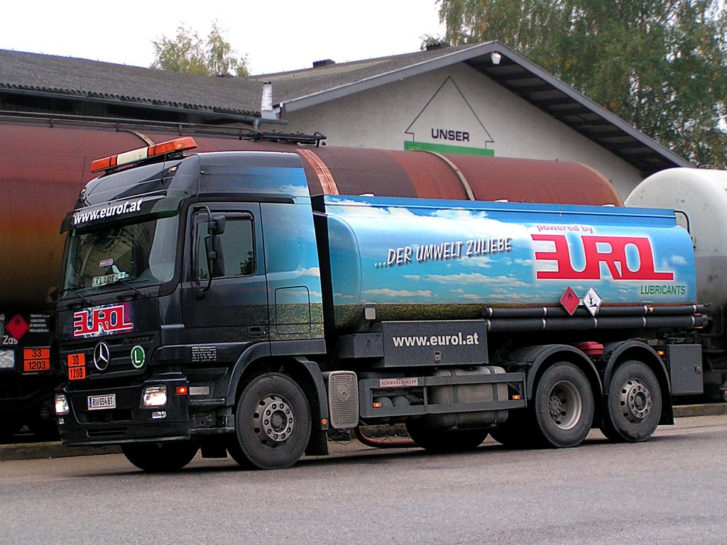 ACTROS saugt Benzin aus einem bereitgestellten Kesselwagen;101005