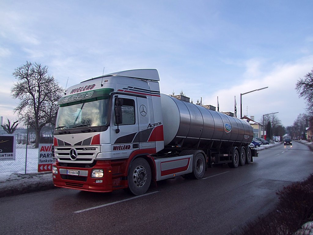 ACTROS von Wielend karrt einen Tankauflieger gefllt mit weisser schmackhafter Flssigkeit Richtung Milchtrocknungswerk;110109