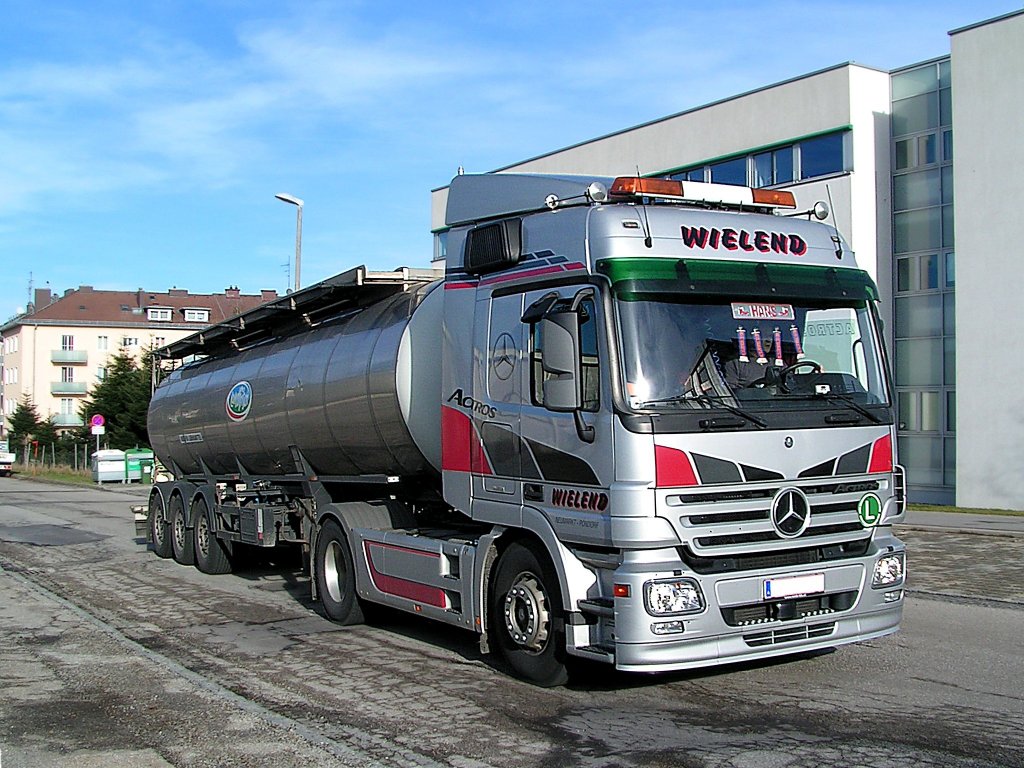 ACTROS von Wielend transportiert im Tanksattelauflieger Milch zum Trocknungswerk;110116
