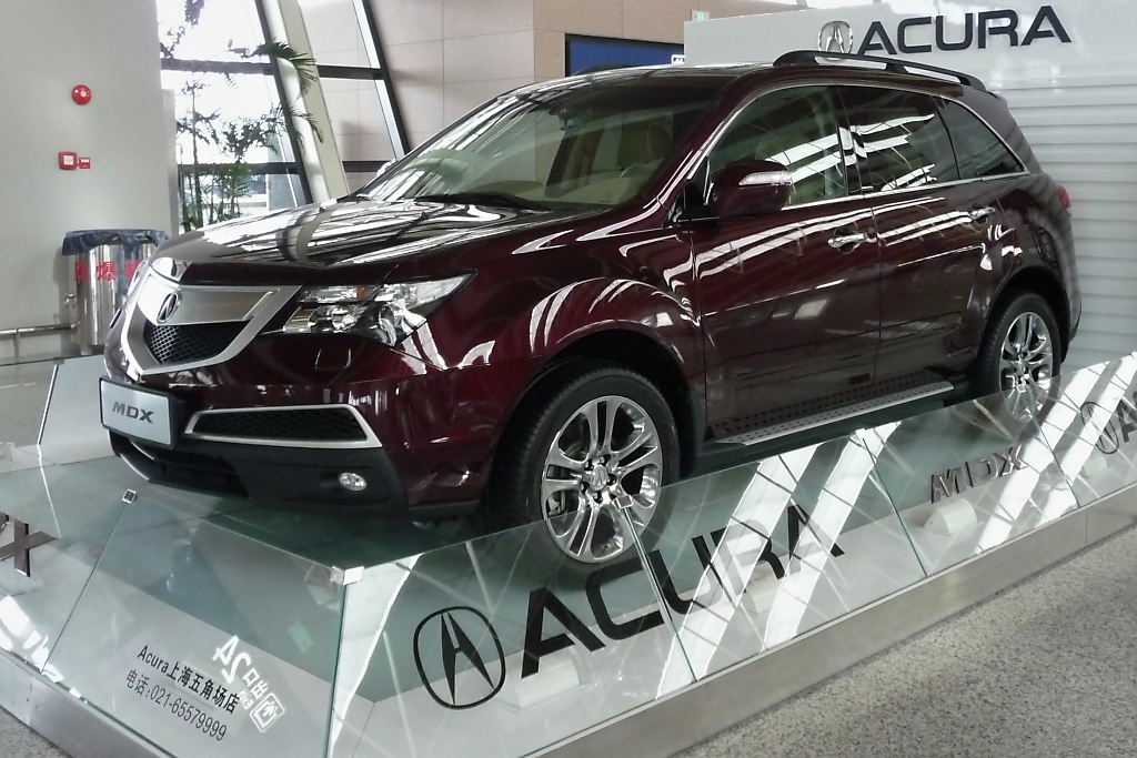 Acura MDX auf dem Shanghai Pudong Airport (6.8.10).
Acura ist eine Luxus-Marke von Honda, die nur in Nordamerika und Asien angeboten wird.