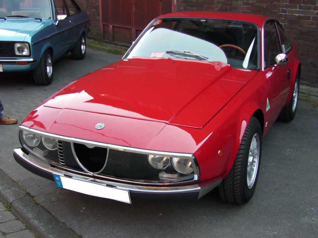 Alfa Romeo 1600 Junior Zagato. 1972 - 1975. Der Junior Zagato wurde 1969 mit einem 1.3l Motor mit 89 PS vorgestellt. 1972 folgte ein leicht modifizierter Zagato mit einem 1.6l Motor, der 109 PS leistet. Vermutlich aufgrund seines recht hohen Anschaffungspreises verkaufte sich dieses chice Coupe lediglich 402 mal. Oldtimertreffen Kokerei Zollverein am 02.10.2011.