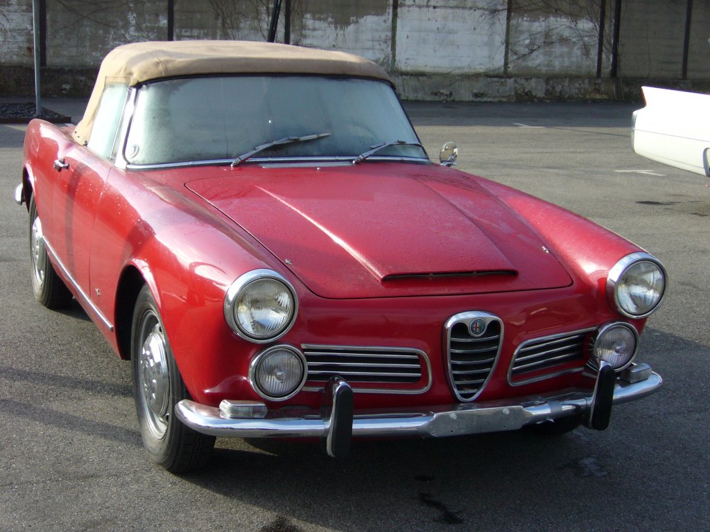 Alfa Romeo 2600 Spider der Baujahre 1962 - 1965 wartet am Dsseldorfer Meilenwerk wahrscheinlich auf seine Restaurierung. Der nur 2.255 mal gebaute 2600 Spider war mit einem 6-Zylinderreihenmotor mit 2.584 cm Hubraum motorisiert. Dieser Motor leistete 145 PS und machte dieses wunderhbsche Cabriolet fast 200 km/h schnell. 06.03.2011.