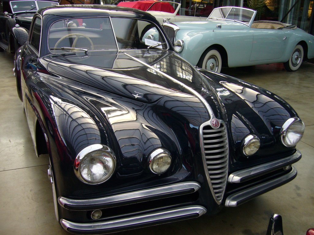 Alfa Romeo 6C 2500 Super Sport. 1939 - 1953. Kurz vor Ausbruch des Krieges stellte Alfa Romeo mit dem 6C 2500 ein automobiles Prunkstck vor. Es gab keinen namhaften Karossier, der sich nicht an diesem Alfa versuchte. Selbst Benito Mussolini fuhr einen 6C 2500. Der 6-Zylinderreihenmotor mit 2.443 cm leistete 87 PS - 110 PS. Classic Remise am 01.11.2011.