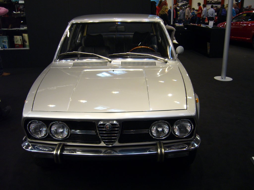 Alfa Romeo Alfetta. 1972 - 1984. Die Alfetta war als  Aufsteigermodell  fr Giulia-fahrer gedacht. Whrend der zwlfjhrigen Bauzeit gab es drei Serien. Hier wurde ein Modell der ersten Serie (1972 - 1977) abgelichtet. Der 4-Zylinderreihenmotor mit 1.779 cm Hubraum leistet 122 PS. Techno Classica am 25.03.2012.