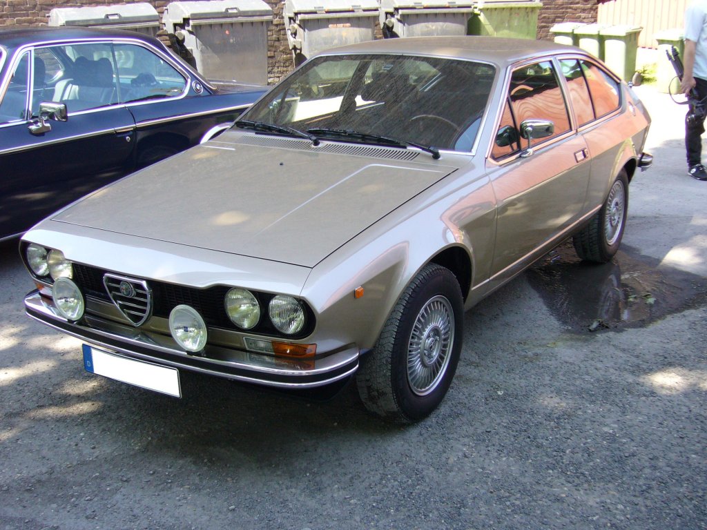 Alfa Romeo Alfetta GT 1.8. 1974 - 1976. Das Karosseriedesign entstammtaus der Hand von Giorgio Giugaro und war ein wrdiger sportlicher Vertreter der Alfetta Limousine. Der 4-Zylinderreihenmotor mit 1.779 cm leistete 122 PS und beschleunigte diese Schnheit auf bis zu 195 km/h. Oldtimertreffen Kokerei Zollverein 01.05.2011.