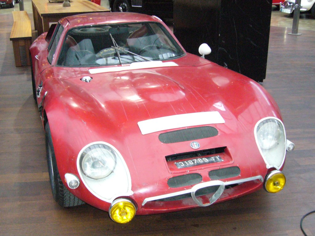 Alfa Romeo Giulia TZ2. 1964 - 1967. Der Sportwagen TZ2 wurde nur 12 mal produziert. Er basierte auf dem bereits 1963 vorgestellten TZ1. Der 1.6l Motor der Giulia leistete 112 PS. Das abgelichtete Fahrzeug hat angeblich schon mehrfach an der Targa Florio teilgenommen. Der Wagen bentigt eine Restauration. Dsseldorfer Meilenwerk 09.01.2011.