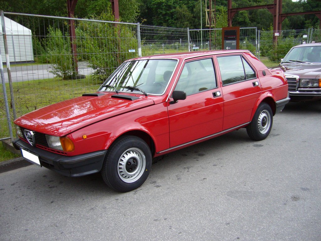 Alfa Romeo Giulietta. 1977 - 1983. Die Giulietta war als legitime Nachfolgerin der Giulia gedacht. Der zum Produnktionsbeginn verbaute 4-Zylinderreihenmotor leistet 95 PS aus 1.357 cm Hubraum. Oldtimertreffen Kokerei Zollverein am 01.07.2012.