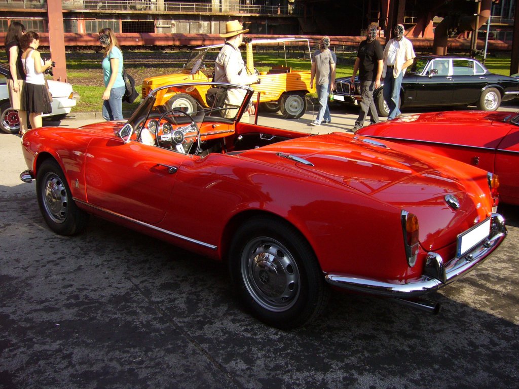 Alfa Romeo Giulietta Spider. 1955 - 1964. Die Giulietta Cabriolets wurden bei Pininfarina produziert. Der 1.290 cm groe 4-Zylinderreihenmotor leistet bis 62 PS und verleiht diesem wendigen Sportwagen einen unvergleichlichen Sound. Oldtimertreffen Kokerei Zollverein am 02.10.2011. 