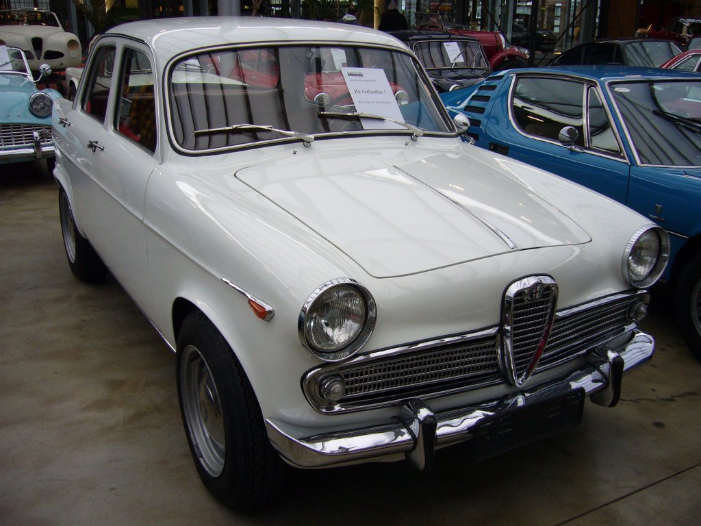 Alfa Romeo Giulietta ti. Die Giulietta Baureihe wurde von 1955 - 1963 produziert. Durch seinen relativ gnstigen Preis, sprach dieses Auto auch Kunden an, die sich bis dato keinen Alfa Romeo leisten konnten. Das hier abgelichtete ti-Modell war das leistungsstrkste Fahrzeug dieser ca. 39.000 mal produzierten Baureihe. Classic Remise Dsseldorf am 27.11.2011.