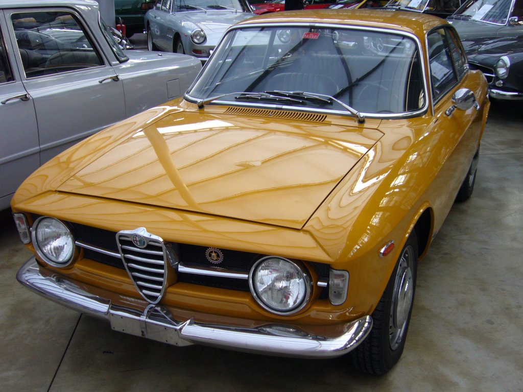 Alfa Romeo GT 1300 Junior. 1966 - 1970. Die GT oder auch Sprint genannten Modelle waren die zweitrige Coupeversion der bereits 1962 vorgestellten Giulia. Der 4-Zylinderreihenmotor mit 1.290 cm Hubraum leistet 89 PS. Im Jahr 1970 erfuhr das Coupe ein Facelift. Die Modelle vor diesem Facelift werden aufgrund der etwas abgesetzten Motorhaube auch  Kantenhauber  genannt. Classic Remise Dsseldorf am 26.01.2013. 