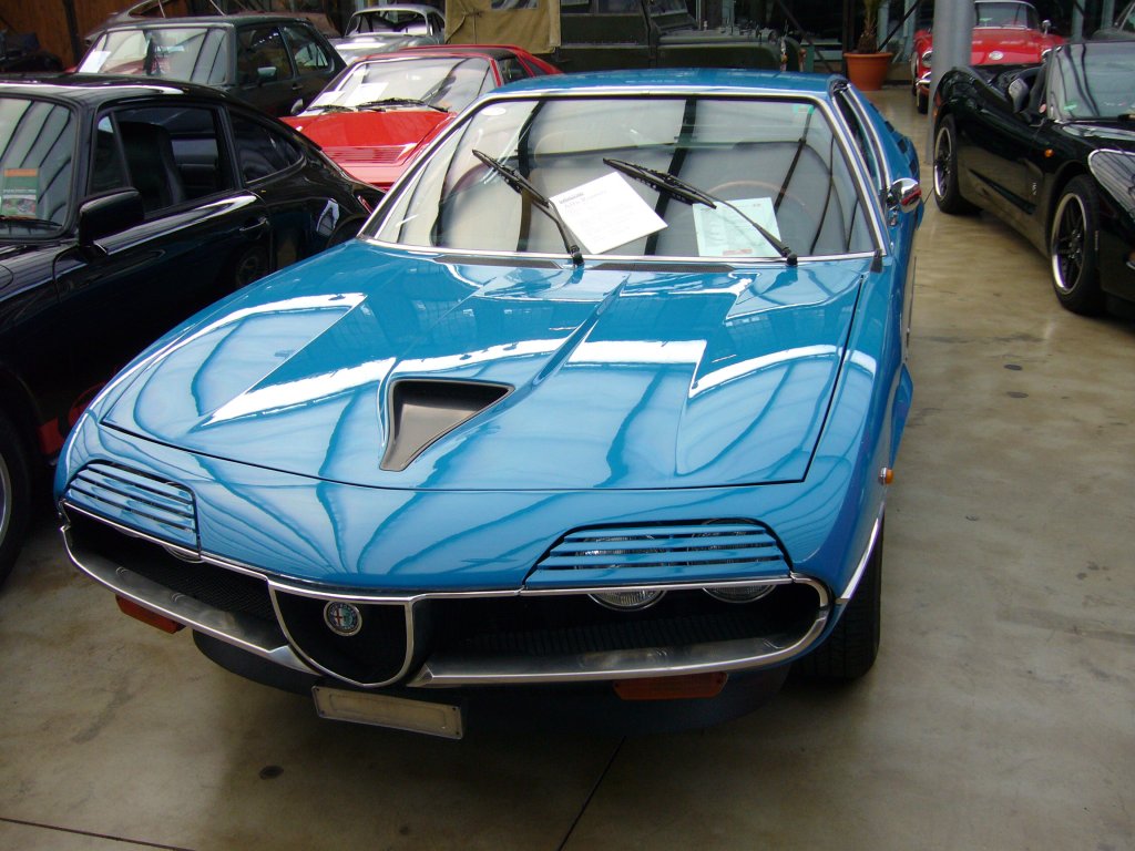 Alfa Romeo Montreal. 1970 - 1977. Von diesem Modell wurden 3.917 Fahrzeuge produziert. Der 2.593 cm V8-motor leistet 200 PS. Das Fahrwerk wurde vom Typ 105 (Giulia) bernommen. Der abgelichtete Montreal ist Jahrgang 1971. Classicremise Dsseldorf am 27.08.2011.