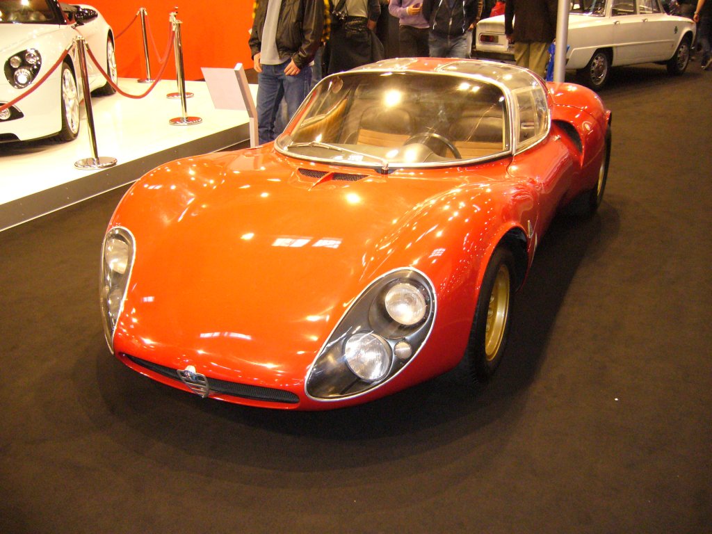 Alfa Romeo Tipo 33 Stradale Prototipo. Von 1967 - 1977 baute Autodelta, die Motorsportabteilung von Alfa Romeo, insgesamt 30 solcher Tipo 33 Prototypen. Der V8-motor mit 1.995 cm leistete 230 PS und konnte bis 8.800 U/min ausgedreht werden. Jeder Zylinder wurde von zwei Zndkerzen befeuert. Die Hchstgeschwindigkeit lag bei 260 km/h. Die Karosserie entstammt den Zeichenstift von Scaglione. Produziert wurde die Wagen bei Marazzi in Caronno Pertusella in der Nhe von Mailand. Techno Classica 03.04.2011.