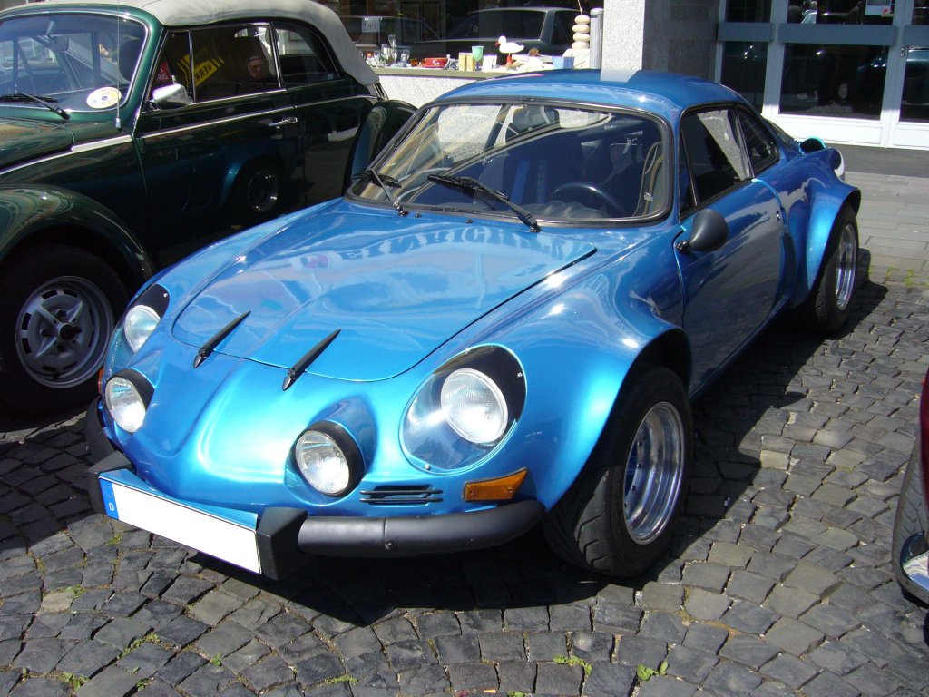 Alpine Renault A110. 1962 - 1977. Whrend seiner Produktionszeit beherrschte der A110 die Rallyepisten der Welt. Im Heck des Wagens war ein 4-Zylinderreihenmotor verbaut, die Anfangs mit 1.0l Hubraum auskommen muten. Spter gab es Motorversionen mit 1.296 cm und 1.565 cm. Einige Fahrzeuge wurde auch mit einem 1.8l Motor ausgerstet. 6. Kettwiger Oldtimerfrhling am 01.05.2013.