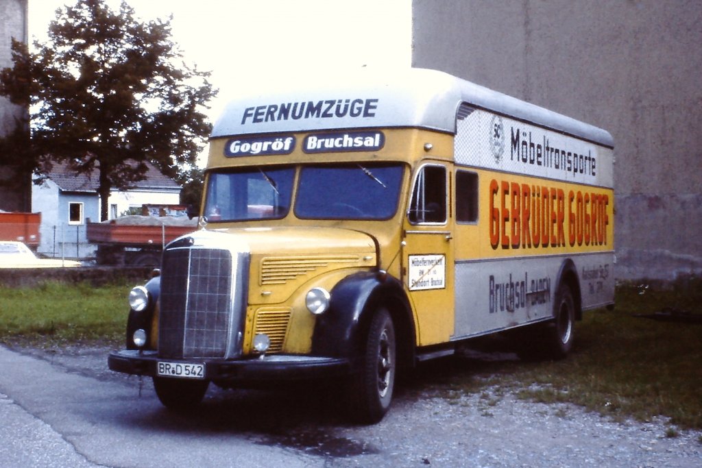 Als die Aufnahme entstand, war der MB O 6600 Mbelkofferlastzug der Firma Gogrf in Bruchsal noch im Einsatz. Das muss so Ende der 1970er Jahre gewesen sein.
