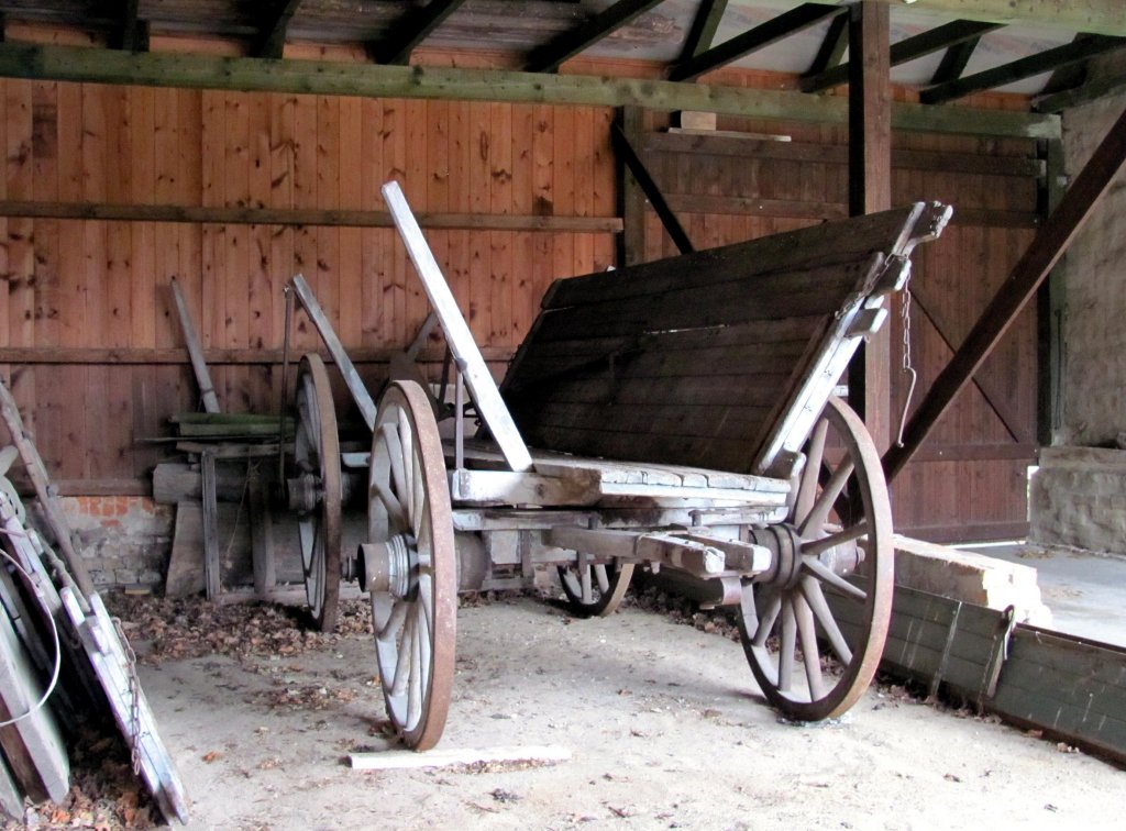 alter Ackerwagen in Scheune