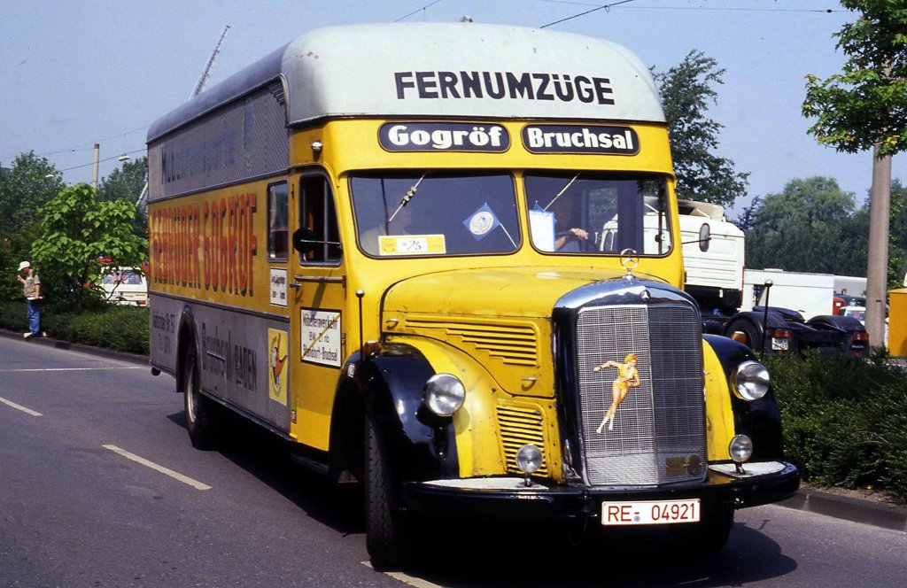Alter Mercedes Mbelwagen der Fa. Gogrf, Bruchsal, hier bei einem
Oldtimer Treffen am 6.10.1989 in Castrop - Rauxel.