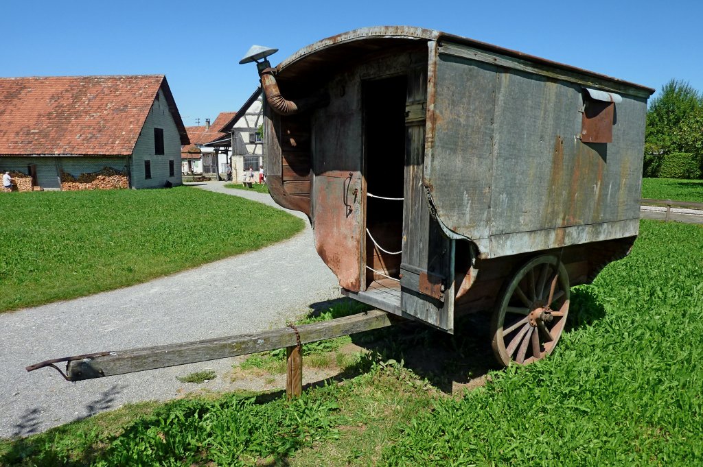 alter Schferwagen, die Unterkunft fr Wanderschfer, Museumsdorf Krnbach, Aug.2012