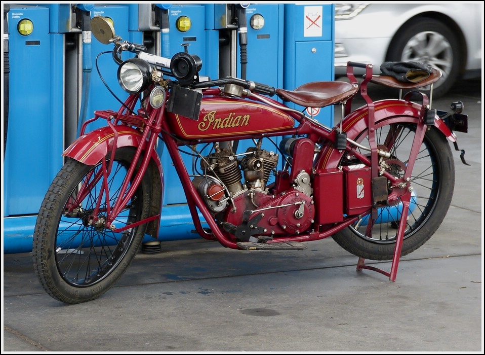 Am 01.06.2013 stand dieses Indian Motorrad an einer Tankstelle.