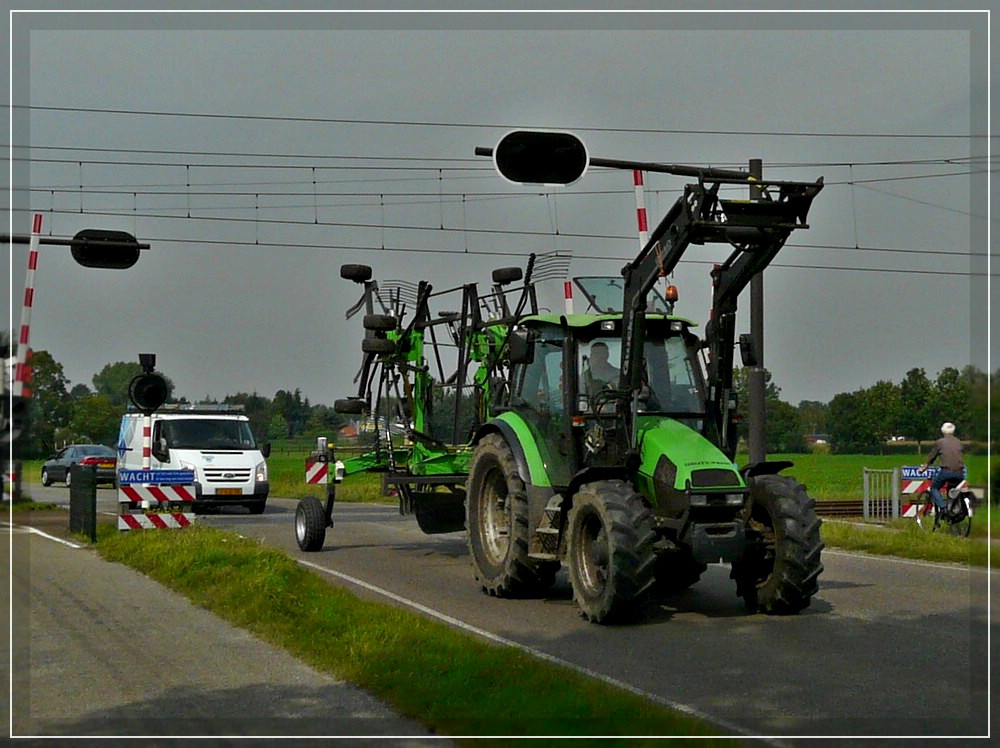 Am 02.09.2011 fhrt mir dieser Deutz Traktor mit Heuwender bei Hoeven vor die Kamera. 