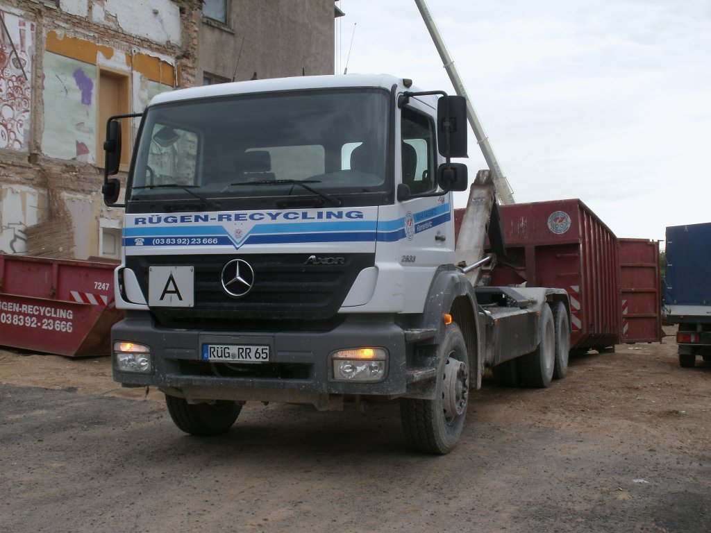 Am 03.Juli 2013 hat Dieser Mercedes einen Absetzcontainer an einer Baustelle in Bergen/Rgen.