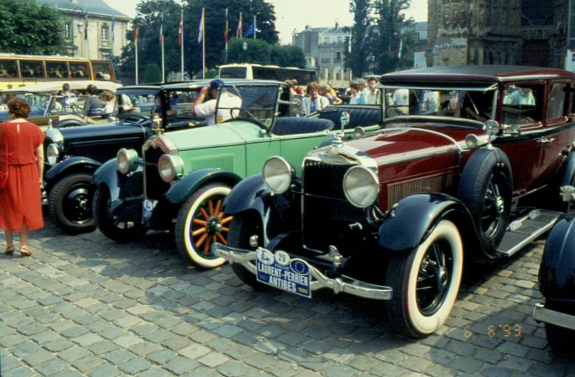 Am 06.06.1993 haben vor der Kathedrale von Reims die Teilnehmer an der Oldtimer Rallye Laurent Perrier nach Antibes Aufstellung genommen. (Dia gescannt)
